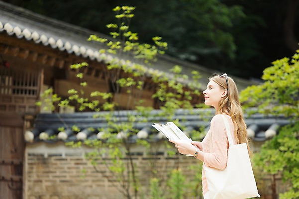 포토 JPG 주간 서양인 외국인 백인 여자 여유 여행 지도 가방 한명 들기 사람 상반신 20대 성인 야외 옆모습 아웃포커스 선글라스 여행객 즐거움 창덕궁 에코백 여자만 여자한명만 성인여자만 청년만 청년여자만 성인한명만 청년여자한명만 성인여자한명만 성인만 국내포토 자연요소 1 잡화 감정 안경 뷰포인트 모션 한국 촬영기법 인종 청년 궁전 에코 파일형식