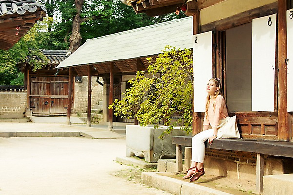 포토 JPG 주간 전신 서양인 외국인 백인 여자 여유 여행 가방 한명 사람 앉기 20대 성인 야외 선글라스 여행객 즐거움 창덕궁 에코백 여자만 여자한명만 성인여자만 청년만 청년여자만 성인한명만 청년여자한명만 성인여자한명만 성인만 국내포토 자연요소 1 잡화 감정 안경 모션 한국 인종 청년 궁전 에코 파일형식