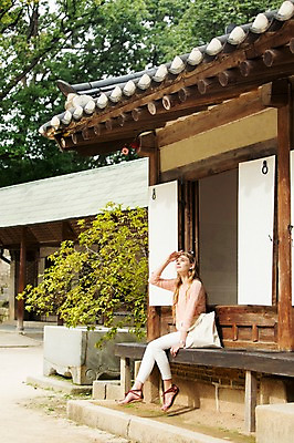 포토 JPG 주간 전신 서양인 외국인 백인 여자 여유 여행 가방 한명 사람 앉기 손짓 20대 성인 야외 선글라스 여행객 올려보기 즐거움 창덕궁 에코백 여자만 여자한명만 성인여자만 청년만 청년여자만 성인한명만 청년여자한명만 성인여자한명만 성인만 국내포토 자연요소 1 잡화 감정 안경 모션 한국 인종 청년 궁전 에코 파일형식