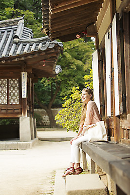 포토 JPG 주간 전신 서양인 외국인 백인 여자 여유 여행 가방 한명 웃음 사람 앉기 20대 성인 야외 옆모습 선글라스 여행객 즐거움 창덕궁 에코백 여자만 여자한명만 성인여자만 청년만 청년여자만 성인한명만 청년여자한명만 성인여자한명만 성인만 국내포토 자연요소 1 잡화 감정 안경 뷰포인트 모션 한국 표정 인종 청년 궁전 에코 파일형식