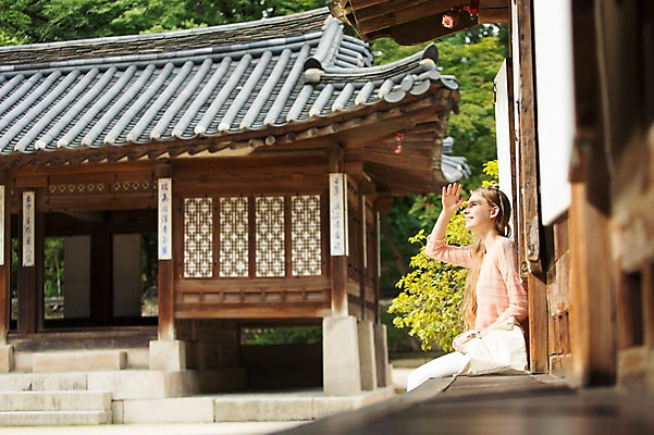 포토 JPG 주간 서양인 외국인 백인 여자 여유 여행 가방 한명 웃음 사람 앉기 손짓 상반신 20대 성인 야외 옆모습 선글라스 여행객 즐거움 창덕궁 에코백 여자만 여자한명만 성인여자만 청년만 청년여자만 성인한명만 청년여자한명만 성인여자한명만 성인만 국내포토 자연요소 1 잡화 감정 안경 뷰포인트 모션 한국 표정 인종 청년 궁전 에코 파일형식