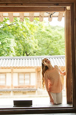 포토 JPG 주간 서양인 외국인 백인 여자 여유 여행 고건축 한명 서기 사람 상반신 20대 성인 야외 앞모습 여행객 올려보기 즐거움 창덕궁 여자만 여자한명만 성인여자만 청년만 청년여자만 성인한명만 청년여자한명만 성인여자한명만 성인만 국내포토 자연요소 1 건축물 감정 뷰포인트 모션 한국 인종 청년 궁전 파일형식