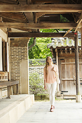 포토 JPG 주간 전신 서양인 외국인 백인 여자 여유 여행 가방 한명 서기 사람 20대 성인 야외 선글라스 여행객 걷기 즐거움 창덕궁 에코백 여자만 여자한명만 성인여자만 청년만 청년여자만 성인한명만 청년여자한명만 성인여자한명만 성인만 국내포토 자연요소 1 잡화 감정 안경 모션 한국 인종 청년 궁전 에코 파일형식