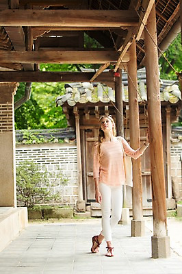 포토 JPG 주간 전신 서양인 외국인 백인 여자 여유 여행 가방 한명 서기 사람 20대 성인 야외 선글라스 여행객 올려보기 즐거움 창덕궁 에코백 여자만 여자한명만 성인여자만 청년만 청년여자만 성인한명만 청년여자한명만 성인여자한명만 성인만 국내포토 자연요소 1 잡화 감정 안경 모션 한국 인종 청년 궁전 에코 파일형식