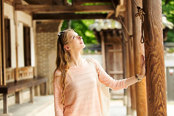 포토 JPG 주간 서양인 외국인 백인 여자 여유 여행 가방 한명 사람 상반신 20대 성인 야외 아웃포커스 선글라스 여행객 올려보기 기둥 즐거움 창덕궁 에코백 여자만 여자한명만 성인여자만 청년만 청년여자만 성인한명만 청년여자한명만 성인여자한명만 성인만 국내포토 자연요소 1 잡화 건축 감정 안경 모션 한국 촬영기법 인종 청년 궁전 에코 파일형식