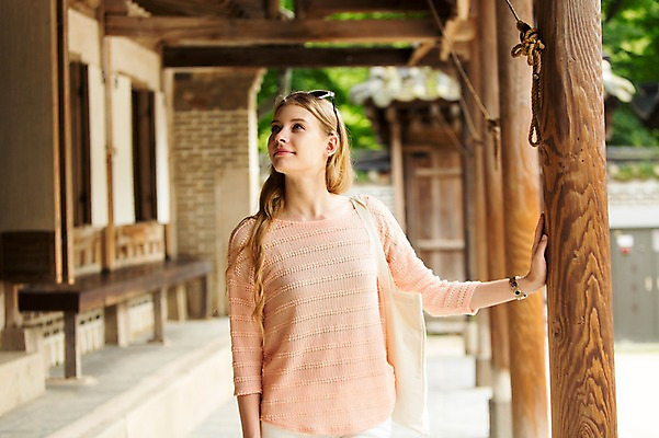 포토 JPG 주간 서양인 외국인 백인 여자 여유 여행 가방 한명 사람 상반신 20대 성인 야외 아웃포커스 선글라스 여행객 기둥 즐거움 창덕궁 에코백 여자만 여자한명만 성인여자만 청년만 청년여자만 성인한명만 청년여자한명만 성인여자한명만 성인만 국내포토 자연요소 1 잡화 건축 감정 안경 한국 촬영기법 인종 청년 궁전 에코 파일형식