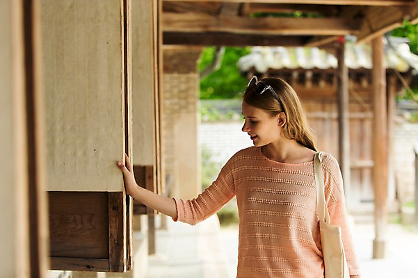 포토 JPG 주간 서양인 외국인 백인 여자 여유 여행 가방 한명 웃음 사람 상반신 20대 성인 야외 아웃포커스 선글라스 여행객 문 즐거움 창덕궁 창호문 에코백 여자만 여자한명만 성인여자만 청년만 청년여자만 성인한명만 청년여자한명만 성인여자한명만 성인만 국내포토 자연요소 1 잡화 감정 안경 한국 촬영기법 표정 인종 청년 궁전 에코 파일형식