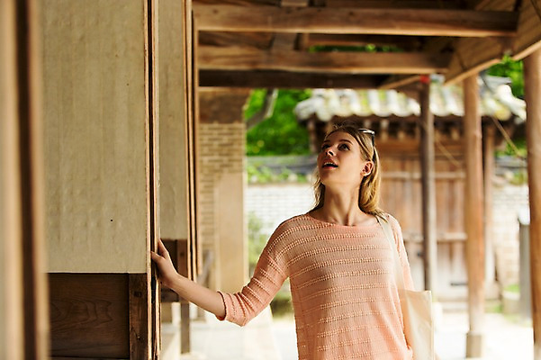 포토 JPG 주간 서양인 외국인 백인 여자 여유 여행 가방 한명 사람 상반신 20대 성인 야외 아웃포커스 선글라스 여행객 문 올려보기 즐거움 창덕궁 창호문 에코백 여자만 여자한명만 성인여자만 청년만 청년여자만 성인한명만 청년여자한명만 성인여자한명만 성인만 국내포토 자연요소 1 잡화 감정 안경 모션 한국 촬영기법 인종 청년 궁전 에코 파일형식