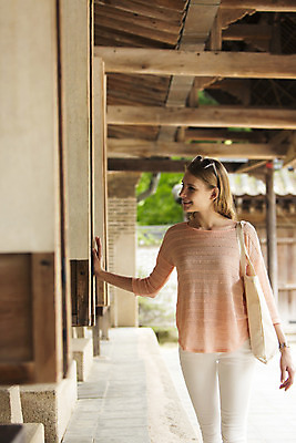 포토 JPG 주간 서양인 외국인 백인 여자 여유 여행 가방 한명 서기 웃음 사람 상반신 20대 성인 야외 앞모습 선글라스 여행객 문 즐거움 창덕궁 창호문 에코백 여자만 여자한명만 성인여자만 청년만 청년여자만 성인한명만 청년여자한명만 성인여자한명만 성인만 국내포토 자연요소 1 잡화 감정 안경 뷰포인트 모션 한국 표정 인종 청년 궁전 에코 파일형식