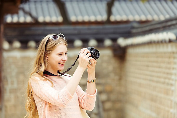 포토 JPG 주간 서양인 외국인 백인 여자 여유 여행 한명 웃음 들기 사람 상반신 20대 성인 야외 아웃포커스 선글라스 여행객 카메라 사진촬영 즐거움 창덕궁 여자만 여자한명만 성인여자만 청년만 청년여자만 성인한명만 청년여자한명만 성인여자한명만 성인만 국내포토 자연요소 1 감정 안경 모션 한국 촬영기법 표정 인종 청년 전자제품 촬영 궁전 파일형식