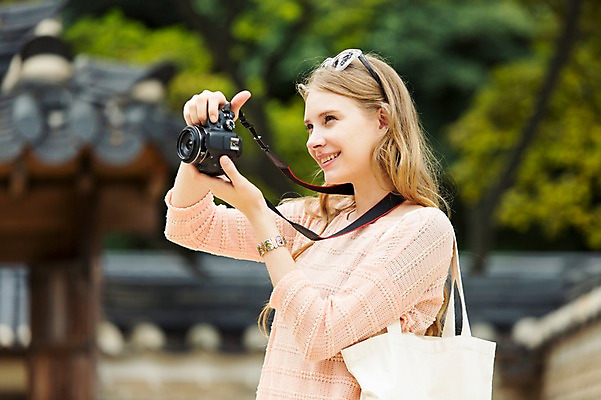 포토 JPG 주간 서양인 외국인 백인 여자 여유 여행 가방 한명 웃음 들기 사람 상반신 20대 성인 야외 옆모습 아웃포커스 선글라스 여행객 카메라 사진촬영 즐거움 창덕궁 에코백 여자만 여자한명만 성인여자만 청년만 청년여자만 성인한명만 청년여자한명만 성인여자한명만 성인만 국내포토 자연요소 1 잡화 감정 안경 뷰포인트 모션 한국 촬영기법 표정 인종 청년 전자제품 촬영 궁전 에코 파일형식