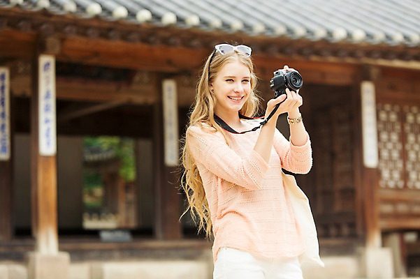 포토 JPG 주간 서양인 외국인 백인 여자 여유 여행 한명 서기 웃음 들기 사람 상반신 20대 성인 야외 아웃포커스 선글라스 여행객 카메라 사진촬영 즐거움 창덕궁 여자만 여자한명만 성인여자만 청년만 청년여자만 성인한명만 청년여자한명만 성인여자한명만 성인만 국내포토 자연요소 1 감정 안경 모션 한국 촬영기법 표정 인종 청년 전자제품 촬영 궁전 파일형식