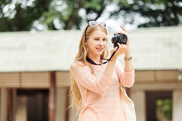 포토 JPG 주간 서양인 외국인 백인 여자 여유 여행 한명 웃음 들기 사람 상반신 20대 성인 야외 아웃포커스 선글라스 여행객 카메라 사진촬영 즐거움 창덕궁 여자만 여자한명만 성인여자만 청년만 청년여자만 성인한명만 청년여자한명만 성인여자한명만 성인만 국내포토 자연요소 1 감정 안경 모션 한국 촬영기법 표정 인종 청년 전자제품 촬영 궁전 파일형식