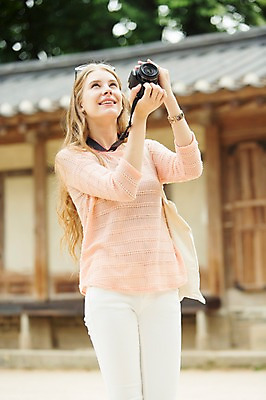 포토 JPG 주간 서양인 외국인 백인 여자 여유 여행 한명 서기 들기 사람 상반신 20대 성인 야외 아웃포커스 선글라스 여행객 카메라 사진촬영 올려보기 즐거움 창덕궁 여자만 여자한명만 성인여자만 청년만 청년여자만 성인한명만 청년여자한명만 성인여자한명만 성인만 국내포토 자연요소 1 감정 안경 모션 한국 촬영기법 인종 청년 전자제품 촬영 궁전 파일형식