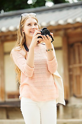 포토 JPG 주간 서양인 외국인 백인 여자 여유 여행 한명 서기 웃음 들기 사람 상반신 20대 성인 야외 아웃포커스 선글라스 여행객 카메라 사진촬영 즐거움 창덕궁 여자만 여자한명만 성인여자만 청년만 청년여자만 성인한명만 청년여자한명만 성인여자한명만 성인만 국내포토 자연요소 1 감정 안경 모션 한국 촬영기법 표정 인종 청년 전자제품 촬영 궁전 파일형식