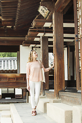 포토 JPG 주간 전신 서양인 외국인 백인 한국문화 건축물 여자 전통문화 여유 여행 고건축 한명 서기 사람 20대 성인 야외 여행객 즐거움 창덕궁 여자만 여자한명만 성인여자만 청년만 청년여자만 성인한명만 청년여자한명만 성인여자한명만 성인만 국내포토 자연요소 1 동양문화 전통 건축 감정 문화 모션 한국 인종 청년 궁전 파일형식