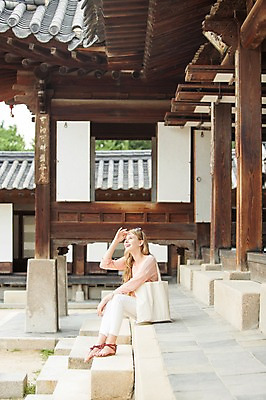 포토 JPG 주간 전신 서양인 외국인 백인 한국문화 건축물 여자 전통문화 여유 여행 고건축 가방 한명 웃음 사람 앉기 손짓 20대 성인 야외 선글라스 여행객 즐거움 창덕궁 에코백 여자만 여자한명만 성인여자만 청년만 청년여자만 성인한명만 청년여자한명만 성인여자한명만 성인만 국내포토 자연요소 1 동양문화 전통 잡화 건축 감정 문화 안경 모션 한국 표정 인종 청년 궁전 에코 파일형식