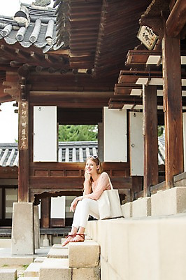 포토 JPG 주간 전신 서양인 외국인 백인 한국문화 건축물 여자 전통문화 여유 여행 고건축 가방 한명 웃음 사람 앉기 20대 성인 야외 선글라스 여행객 턱괴기 즐거움 창덕궁 에코백 여자만 여자한명만 성인여자만 청년만 청년여자만 성인한명만 청년여자한명만 성인여자한명만 성인만 국내포토 자연요소 1 동양문화 전통 잡화 건축 감정 문화 안경 모션 한국 표정 인종 청년 궁전 에코 파일형식