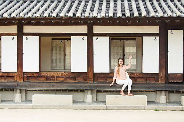 포토 JPG 주간 전신 서양인 외국인 백인 한국문화 건축물 여자 전통문화 여유 여행 고건축 한명 사람 앉기 손짓 20대 성인 야외 여행객 즐거움 창덕궁 여자만 여자한명만 성인여자만 청년만 청년여자만 성인한명만 청년여자한명만 성인여자한명만 성인만 국내포토 자연요소 1 동양문화 전통 건축 감정 문화 모션 한국 인종 청년 궁전 파일형식