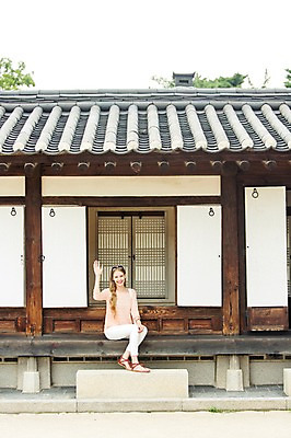 포토 JPG 주간 전신 서양인 외국인 백인 한국문화 건축물 여자 전통문화 여유 여행 고건축 한명 웃음 사람 앉기 손짓 20대 성인 야외 여행객 즐거움 창덕궁 여자만 여자한명만 성인여자만 청년만 청년여자만 성인한명만 청년여자한명만 성인여자한명만 성인만 국내포토 자연요소 1 동양문화 전통 건축 감정 문화 모션 한국 표정 인종 청년 궁전 파일형식