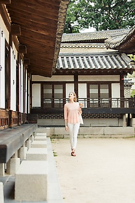 포토 JPG 주간 전신 서양인 외국인 백인 한국문화 건축물 여자 전통문화 여유 커피 음료 여행 고건축 한명 서기 들기 사람 20대 성인 야외 앞모습 여행객 걷기 올려보기 즐거움 창덕궁 여자만 여자한명만 성인여자만 청년만 청년여자만 성인한명만 청년여자한명만 성인여자한명만 성인만 국내포토 자연요소 1 동양문화 전통 건축 감정 문화 뷰포인트 모션 한국 인종 청년 궁전 파일형식