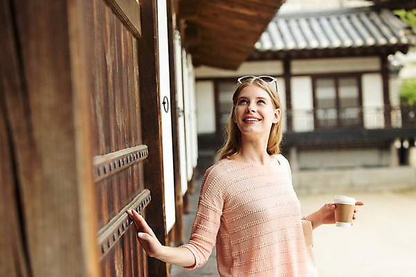포토 JPG 주간 서양인 외국인 백인 한국문화 건축물 여자 전통문화 여유 커피 음료 여행 고건축 한명 웃음 들기 사람 상반신 20대 성인 야외 선글라스 여행객 문 올려보기 즐거움 대문 창덕궁 여자만 여자한명만 성인여자만 청년만 청년여자만 성인한명만 청년여자한명만 성인여자한명만 성인만 국내포토 자연요소 1 동양문화 전통 건축 감정 문화 안경 모션 한국 표정 인종 청년 궁전 파일형식