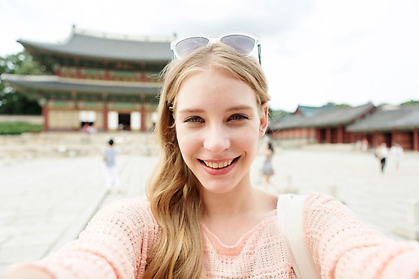 포토 JPG 주간 서양인 외국인 백인 여자 여유 여행 표정 한명 웃음 사람 상반신 20대 성인 야외 앞모습 아웃포커스 선글라스 여행객 즐거움 창덕궁 여자만 여자한명만 성인여자만 청년만 청년여자만 성인한명만 청년여자한명만 성인여자한명만 성인만 국내포토 자연요소 1 감정 안경 뷰포인트 한국 촬영기법 인종 청년 궁전 파일형식