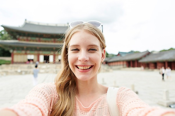 포토 JPG 주간 서양인 외국인 백인 여자 여유 여행 표정 한명 웃음 사람 상반신 20대 성인 야외 앞모습 아웃포커스 선글라스 여행객 즐거움 창덕궁 여자만 여자한명만 성인여자만 청년만 청년여자만 성인한명만 청년여자한명만 성인여자한명만 성인만 국내포토 자연요소 1 감정 안경 뷰포인트 한국 촬영기법 인종 청년 궁전 파일형식