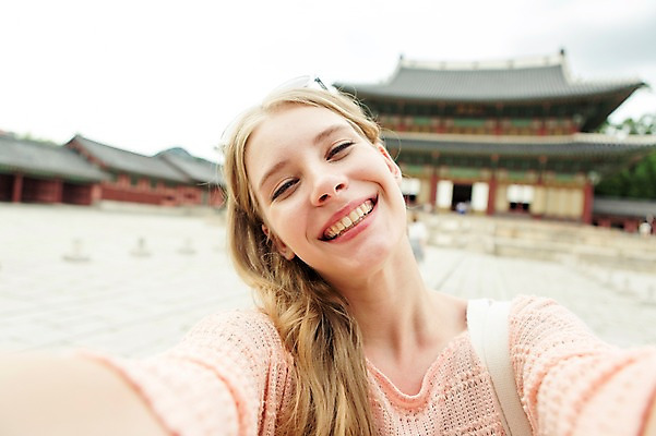 포토 JPG 주간 서양인 외국인 백인 여자 여유 여행 표정 한명 웃음 사람 상반신 20대 성인 야외 앞모습 아웃포커스 선글라스 여행객 즐거움 창덕궁 여자만 여자한명만 성인여자만 청년만 청년여자만 성인한명만 청년여자한명만 성인여자한명만 성인만 국내포토 자연요소 1 감정 안경 뷰포인트 한국 촬영기법 인종 청년 궁전 파일형식