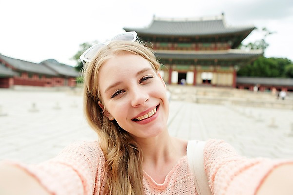 포토 JPG 주간 서양인 외국인 백인 여자 여유 여행 표정 한명 웃음 사람 상반신 20대 성인 야외 앞모습 아웃포커스 선글라스 여행객 즐거움 창덕궁 여자만 여자한명만 성인여자만 청년만 청년여자만 성인한명만 청년여자한명만 성인여자한명만 성인만 국내포토 자연요소 1 감정 안경 뷰포인트 한국 촬영기법 인종 청년 궁전 파일형식