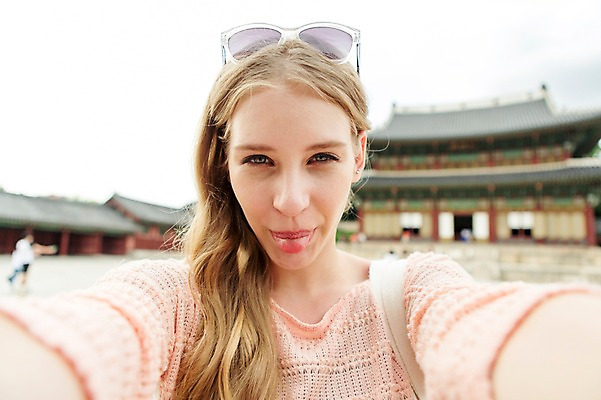 포토 JPG 주간 서양인 외국인 백인 여자 여유 여행 표정 한명 사람 상반신 20대 성인 야외 앞모습 아웃포커스 선글라스 여행객 즐거움 메롱 창덕궁 여자만 여자한명만 성인여자만 청년만 청년여자만 성인한명만 청년여자한명만 성인여자한명만 성인만 국내포토 자연요소 1 감정 안경 뷰포인트 모션 한국 촬영기법 인종 청년 궁전 파일형식