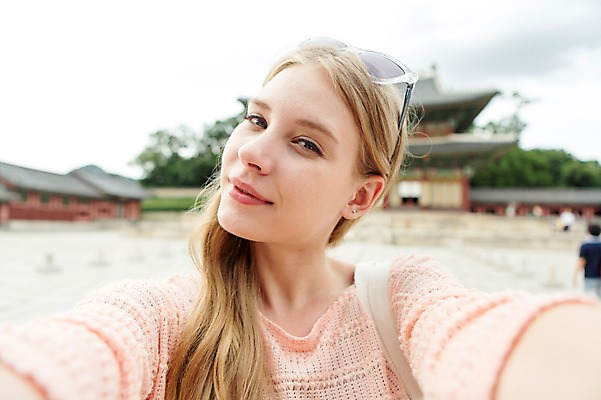포토 JPG 주간 서양인 외국인 백인 여자 여유 여행 한명 사람 상반신 20대 성인 야외 앞모습 아웃포커스 선글라스 여행객 즐거움 창덕궁 여자만 여자한명만 성인여자만 청년만 청년여자만 성인한명만 청년여자한명만 성인여자한명만 성인만 국내포토 자연요소 1 감정 안경 뷰포인트 한국 촬영기법 인종 청년 궁전 파일형식