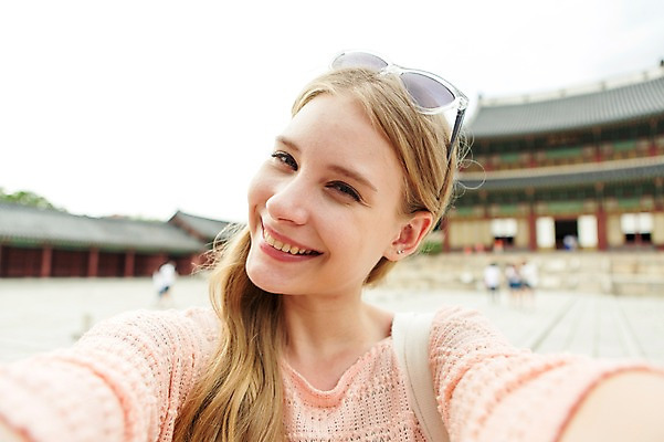 포토 JPG 주간 서양인 외국인 백인 여자 여유 여행 표정 한명 웃음 사람 상반신 20대 성인 야외 앞모습 아웃포커스 선글라스 여행객 즐거움 창덕궁 여자만 여자한명만 성인여자만 청년만 청년여자만 성인한명만 청년여자한명만 성인여자한명만 성인만 국내포토 자연요소 1 감정 안경 뷰포인트 한국 촬영기법 인종 청년 궁전 파일형식