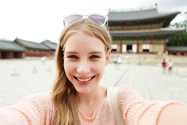 포토 JPG 주간 서양인 외국인 백인 여자 여유 여행 표정 한명 웃음 사람 상반신 20대 성인 야외 앞모습 아웃포커스 선글라스 여행객 즐거움 창덕궁 여자만 여자한명만 성인여자만 청년만 청년여자만 성인한명만 청년여자한명만 성인여자한명만 성인만 국내포토 자연요소 1 감정 안경 뷰포인트 한국 촬영기법 인종 청년 궁전 파일형식