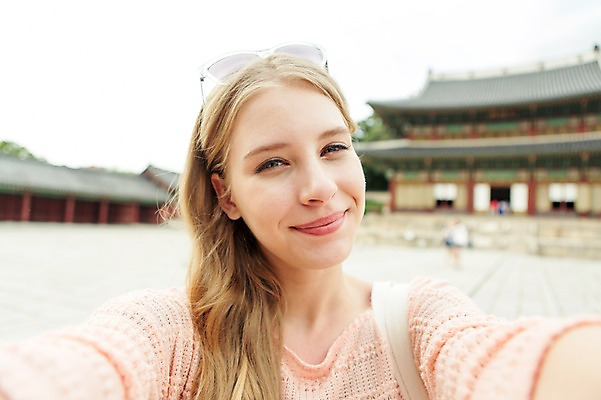 포토 JPG 주간 서양인 외국인 백인 여자 여유 여행 표정 한명 웃음 사람 상반신 20대 성인 야외 앞모습 아웃포커스 선글라스 여행객 즐거움 창덕궁 여자만 여자한명만 성인여자만 청년만 청년여자만 성인한명만 청년여자한명만 성인여자한명만 성인만 국내포토 자연요소 1 감정 안경 뷰포인트 한국 촬영기법 인종 청년 궁전 파일형식