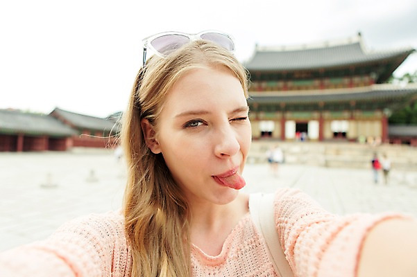 포토 JPG 주간 서양인 외국인 백인 여자 여유 여행 표정 윙크 한명 사람 상반신 20대 성인 야외 앞모습 아웃포커스 선글라스 여행객 즐거움 메롱 창덕궁 여자만 여자한명만 성인여자만 청년만 청년여자만 성인한명만 청년여자한명만 성인여자한명만 성인만 국내포토 자연요소 1 감정 안경 뷰포인트 모션 한국 촬영기법 인종 청년 궁전 파일형식