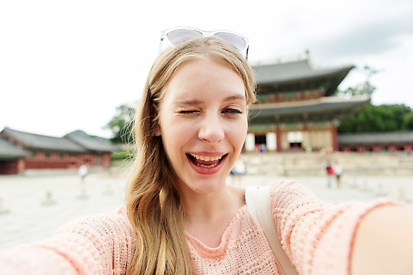 포토 JPG 주간 서양인 외국인 백인 여자 여유 여행 표정 윙크 한명 웃음 사람 상반신 20대 성인 야외 앞모습 아웃포커스 선글라스 여행객 즐거움 창덕궁 여자만 여자한명만 성인여자만 청년만 청년여자만 성인한명만 청년여자한명만 성인여자한명만 성인만 국내포토 자연요소 1 감정 안경 뷰포인트 한국 촬영기법 인종 청년 궁전 파일형식