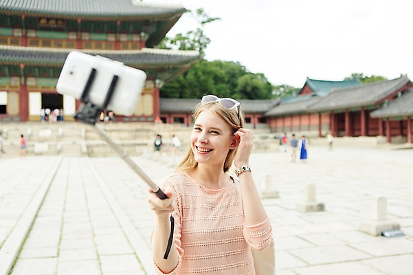포토 JPG 주간 서양인 외국인 백인 여자 여유 여행 한명 웃음 들기 사람 손짓 상반신 20대 성인 야외 아웃포커스 스마트폰 핸드폰 선글라스 여행객 사진촬영 셀프카메라 즐거움 창덕궁 여자만 여자한명만 성인여자만 청년만 청년여자만 성인한명만 청년여자한명만 성인여자한명만 성인만 국내포토 자연요소 1 감정 안경 모션 한국 촬영기법 표정 인종 청년 전자제품 스마트기기 촬영 궁전 파일형식