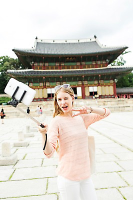 포토 JPG 주간 서양인 외국인 백인 여자 여유 여행 윙크 한명 서기 들기 사람 손짓 상반신 20대 성인 야외 아웃포커스 스마트폰 핸드폰 선글라스 여행객 사진촬영 셀프카메라 즐거움 브이 창덕궁 여자만 여자한명만 성인여자만 청년만 청년여자만 성인한명만 청년여자한명만 성인여자한명만 성인만 국내포토 자연요소 1 감정 안경 모션 한국 촬영기법 표정 인종 청년 전자제품 스마트기기 촬영 궁전 파일형식