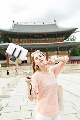 포토 JPG 주간 서양인 외국인 백인 여자 여유 여행 한명 서기 들기 사람 손짓 상반신 20대 성인 야외 아웃포커스 스마트폰 핸드폰 선글라스 여행객 사진촬영 셀프카메라 즐거움 브이 창덕궁 여자만 여자한명만 성인여자만 청년만 청년여자만 성인한명만 청년여자한명만 성인여자한명만 성인만 국내포토 자연요소 1 감정 안경 모션 한국 촬영기법 인종 청년 전자제품 스마트기기 촬영 궁전 파일형식