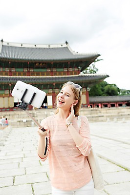 포토 JPG 주간 서양인 외국인 백인 여자 여유 여행 한명 서기 웃음 들기 사람 손짓 상반신 20대 성인 야외 아웃포커스 스마트폰 핸드폰 선글라스 여행객 사진촬영 셀프카메라 즐거움 창덕궁 여자만 여자한명만 성인여자만 청년만 청년여자만 성인한명만 청년여자한명만 성인여자한명만 성인만 국내포토 자연요소 1 감정 안경 모션 한국 촬영기법 표정 인종 청년 전자제품 스마트기기 촬영 궁전 파일형식