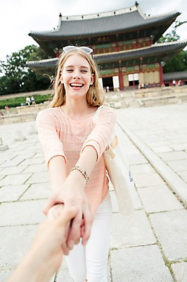 포토 JPG 주간 서양인 외국인 백인 손 여자 여유 여행 가방 서기 웃음 사람 상반신 20대 성인 야외 두명 앞모습 신체부위 선글라스 여행객 손잡기 당기기 즐거움 창덕궁 에코백 청년만 성인만 국내포토 자연요소 잡화 감정 안경 뷰포인트 모션 한국 표정 인종 청년 궁전 에코 파일형식