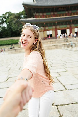 포토 JPG 주간 서양인 외국인 백인 손 여자 여유 여행 서기 웃음 사람 상반신 20대 성인 야외 두명 신체부위 선글라스 여행객 손잡기 즐거움 창덕궁 청년만 성인만 국내포토 자연요소 감정 안경 모션 한국 표정 인종 청년 궁전 파일형식