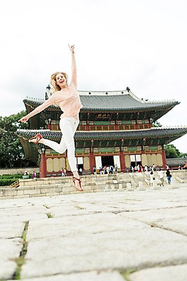 포토 JPG 주간 전신 서양인 외국인 백인 여자 여유 여행 모션 한명 웃음 사람 손짓 20대 성인 야외 여행객 점프 가리킴 즐거움 창덕궁 여자만 여자한명만 성인여자만 청년만 청년여자만 성인한명만 청년여자한명만 성인여자한명만 성인만 국내포토 자연요소 1 감정 한국 표정 인종 청년 궁전 파일형식