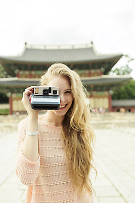 포토 JPG 주간 서양인 외국인 백인 여자 여유 여행 한명 웃음 들기 사람 상반신 20대 성인 야외 앞모습 아웃포커스 여행객 카메라 사진촬영 즐거움 폴라로이드 창덕궁 여자만 여자한명만 성인여자만 청년만 청년여자만 성인한명만 청년여자한명만 성인여자한명만 성인만 국내포토 자연요소 1 감정 뷰포인트 모션 한국 촬영기법 표정 인종 청년 전자제품 촬영 궁전 파일형식