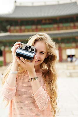 포토 JPG 주간 서양인 외국인 백인 여자 여유 여행 한명 웃음 들기 사람 상반신 20대 성인 야외 앞모습 아웃포커스 여행객 카메라 사진촬영 즐거움 폴라로이드 창덕궁 여자만 여자한명만 성인여자만 청년만 청년여자만 성인한명만 청년여자한명만 성인여자한명만 성인만 국내포토 자연요소 1 감정 뷰포인트 모션 한국 촬영기법 표정 인종 청년 전자제품 촬영 궁전 파일형식