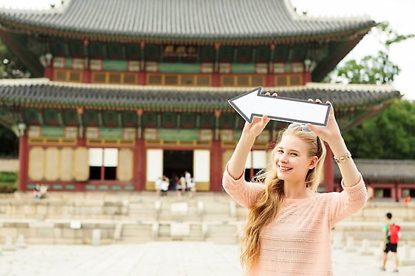 포토 JPG 주간 서양인 외국인 백인 여자 화살표 여유 여행 한명 웃음 들기 사람 상반신 20대 성인 야외 앞모습 아웃포커스 여행객 즐거움 창덕궁 여자만 여자한명만 성인여자만 청년만 청년여자만 성인한명만 청년여자한명만 성인여자한명만 성인만 국내포토 자연요소 1 감정 뷰포인트 모션 한국 촬영기법 표정 인종 청년 궁전 파일형식