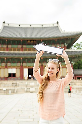 포토 JPG 주간 서양인 외국인 백인 여자 화살표 여유 여행 한명 서기 웃음 들기 사람 상반신 20대 성인 야외 앞모습 아웃포커스 여행객 즐거움 창덕궁 여자만 여자한명만 성인여자만 청년만 청년여자만 성인한명만 청년여자한명만 성인여자한명만 성인만 국내포토 자연요소 1 감정 뷰포인트 모션 한국 촬영기법 표정 인종 청년 궁전 파일형식