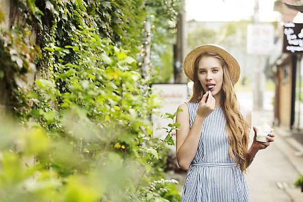 포토 JPG 주간 서양인 외국인 백인 모자 원피스 여자 여유 여행 아이스크림 거리 한명 들기 사람 상반신 20대 성인 야외 앞모습 여행객 산책 먹기 즐거움 여자만 여자한명만 성인여자만 청년만 청년여자만 성인한명만 청년여자한명만 성인여자한명만 성인만 국내포토 자연요소 1 잡화 옷 감정 뷰포인트 모션 휴식 디저트 인종 청년 파일형식
