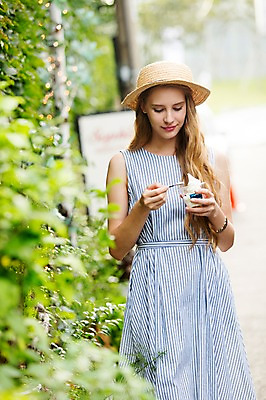 포토 JPG 주간 서양인 외국인 백인 모자 원피스 여자 여유 여행 아이스크림 거리 한명 서기 들기 사람 상반신 20대 성인 야외 앞모습 아웃포커스 여행객 산책 즐거움 여자만 여자한명만 성인여자만 청년만 청년여자만 성인한명만 청년여자한명만 성인여자한명만 성인만 국내포토 자연요소 1 잡화 옷 감정 뷰포인트 모션 휴식 디저트 촬영기법 인종 청년 파일형식